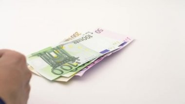 4K Dolly farklı değerlere sahip euro banknotlarını sayarak el sıkışır. Avro parası. Para gelirlerini saymak için. Gerçek banknotlar 100 avro. İyi kazançlar. Maaşımı veriyorum. Kredi yüzde-Dan