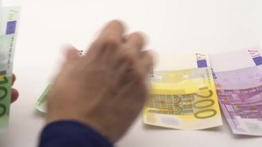 4K Dolly farklı değerlere sahip euro banknotlarını sayarak el sıkışır. Avro parası. Para gelirlerini saymak için. Gerçek banknotlar 100 avro. İyi kazançlar. Maaşımı veriyorum. Kredi yüzde-Dan