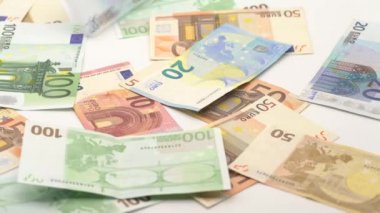 4K Dolly 'nin kayan avroluk vuruşu düşüyor. Farklı değerlerin banknotları. Avro nakit para geçmişi. İyi kazançlar. Maaşımı veriyorum. Banka depozitosu. Yüzde yüz. Başarılı iş - Dan