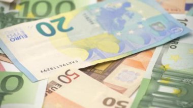 4K Dolly farklı değerlerde euro vuruşu yaptı. Euro 'nun 20, 50, 1, 2, 500' lük banknotu. Nakit para geçmişi. İyi kazançlar. Maaşımı veriyorum. Kredi yüzde-Dan