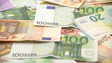 4K Dolly farklı değerlerde euro vuruşu yaptı. Euro 'nun 20, 50, 1, 2, 500' lük banknotu. Nakit para geçmişi. İyi kazançlar. Maaşımı veriyorum. Kredi yüzde-Dan