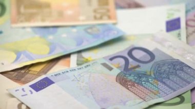 4K Dolly farklı değerlerde euro vuruşu yaptı. Euro 'nun 20, 50, 1, 2, 500' lük banknotu. Nakit para geçmişi. İyi kazançlar. Maaşımı veriyorum. Kredi yüzde-Dan