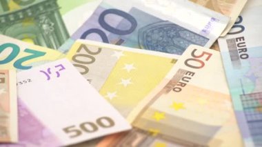 4K Dolly farklı değerlerde euro vuruşu yaptı. Euro 'nun 20, 50, 1, 2, 500' lük banknotu. Nakit para geçmişi. İyi kazançlar. Maaşımı veriyorum. Kredi yüzde-Dan