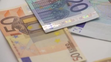 4K Euro düşüyor. Farklı değerlerin banknotları. Avro nakit para geçmişi. İyi kazançlar. Maaşımı veriyorum. Depozitonun yüzde bankası. Yüzde yüz. Başarılı iş - Dan