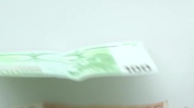 Avronun yavaş akımı uçuyor ve düşüyor. Farklı değerlerin banknotları uçar. Avro nakit para geçmişi. İyi kazançlar. Maaş çıkarıyorum. Banka depozitosu. Yüzde yüz. Başarılı iş - Dan