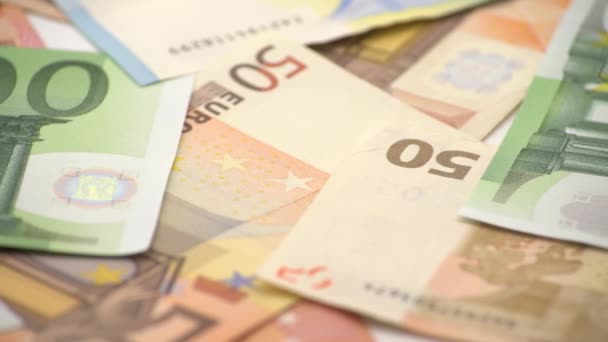 4K多莉滑行拍摄了不同价值的欧元票据 500欧元的钞票 现金钞票的背景 收入不错 发工资的事贷款额百分比 — 图库视频影像