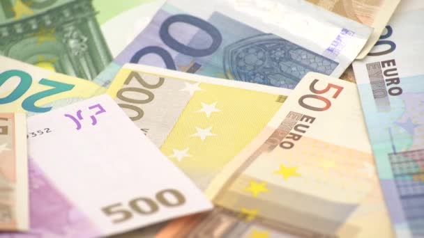 4K多莉滑行拍摄了不同价值的欧元票据 500欧元的钞票 现金钞票的背景 收入不错 发工资的事贷款额百分比 — 图库视频影像