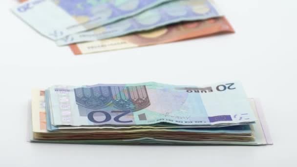 Le ralenti de l'euro vole et tombe. Les billets de différentes valeurs volent. Euro cash money background. Un bon salaire. Émission d'un salaire. Dépôt en pourcentage bancaire. Pourcentage de crédit. Succès de l'entreprise Dan 