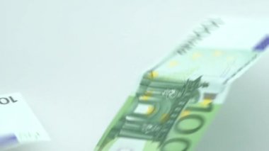 Avro miktarı düşüyor. Farklı değerlerin banknotları. Avro nakit para geçmişi. İyi kazançlar. Maaşımı veriyorum. Banka depozitosu. Yüzde yüz. Başarılı iş - Dan