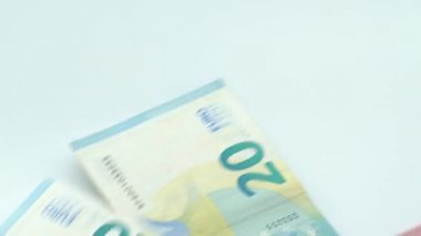 Avro miktarı düşüyor. Farklı değerlerin banknotları. Avro nakit para geçmişi. İyi kazançlar. Maaşımı veriyorum. Banka depozitosu. Yüzde yüz. Başarılı iş - Dan
