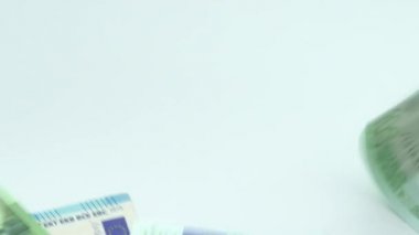 Avro miktarı düşüyor. Farklı değerlerin banknotları. Avro nakit para geçmişi. İyi kazançlar. Maaşımı veriyorum. Banka depozitosu. Yüzde yüz. Başarılı iş - Dan