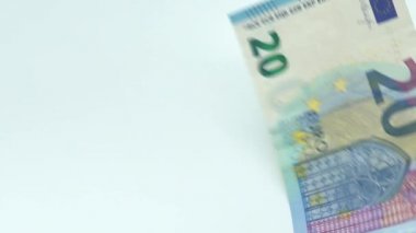 Avronun yavaş akımı uçuyor ve düşüyor. Farklı değerlerin banknotları uçar. Avro nakit para geçmişi. İyi kazançlar. Maaş çıkarıyorum. Banka depozitosu. Yüzde yüz. Başarılı iş - Dan