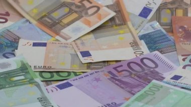 Avro miktarı düşüyor. Farklı değerlerin banknotları. Avro nakit para geçmişi. İyi kazançlar. Maaşımı veriyorum. Banka depozitosu. Yüzde yüz. Başarılı iş - Dan
