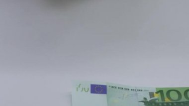 Yavaş hareket eden bir el, farklı değerlerdeki euro banknotlarını çeker. Para kazanma kavramı. Nakit para geçmişi. Gerçek banknotlar 100 dolar. İyi kazançlar. Maaşımı veriyorum. Kredi yüzde-Dan