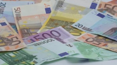 Avro miktarı düşüyor. Farklı değerlerin banknotları. Avro nakit para geçmişi. İyi kazançlar. Maaşımı veriyorum. Banka depozitosu. Yüzde yüz. Başarılı iş - Dan