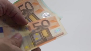 50 'lik banknotları saymak için yavaş hareket edin. Para gelirlerini saymak için. Ülkenin ekonomik başarısı. Başarılı bir iş. Maaşımı veriyorum. Depozitonun yüzde bankası. Yüzde yüz. Avrupa-Dan