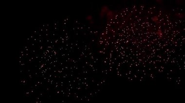 4K, güzel bir havai fişek koyu arkaplanda gökyüzünü aydınlatıyor. Kutlama ve yıldönümü konsepti. Yeni yılda parlak bir havai fişek gösterisi.