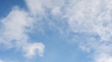Güneşli bir yaz gününde, mavi gökyüzü olan 4K Cumulus Beyaz Bulutları. Güzel Bulutlu Zaman Hızı Arkaplanı Dan
