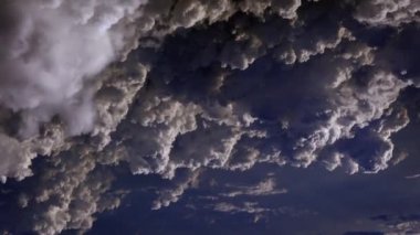 4K 'lık muhteşem gökyüzü. Gece fırtınası bulutlarında gök gürültüsü ve şimşekler. Şiddetli ve yıldırımlı yıldırımlar fırtınada yanıp sönüyor. Elektrik Fırtınası Dan 'in Arkaplanı