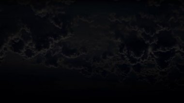 4K 'lık muhteşem gökyüzü. Gece fırtınası bulutlarında gök gürültüsü ve şimşekler. Şiddetli ve yıldırımlı yıldırımlar fırtınada yanıp sönüyor. Elektrik Fırtınası Dan 'in Arkaplanı