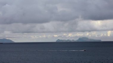Akdeniz 'de uçan sürat teknesi ve martılar arka planda İtalya' nın Capri adası olan Napoli 'yi görüyor. Yat ve martı okyanusun üzerinde uçuyor. Yatlar İtalyan malı. Kuşsuz uçuş Dan