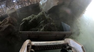 4K, hidrolik kaldıracı olan traktör saman ve bitki yetiştirmek için kullanılıyor. Tarım makinesi mandıra çiftliği için bir ekipmandır. Çiftlikte traktör kullanan çiftçi. Çiftçilik, tarım ve insan konsepti