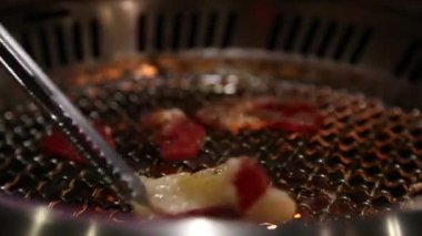 Tayvan 'da bir açık büfe propan gazı ızgarasında leziz Çin yemeği pişirmek ızgaranın altında ızgara yapmak, bifteğe yakın çekim yapmak.