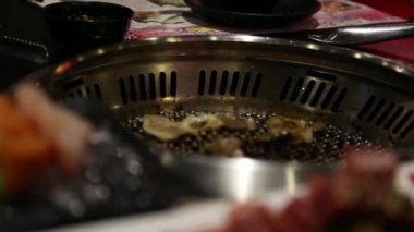 Tayvan 'da bir açık büfe propan gazı ızgarasında leziz Çin yemeği pişirmek ızgaranın altında ızgara yapmak, bifteğe yakın çekim yapmak.