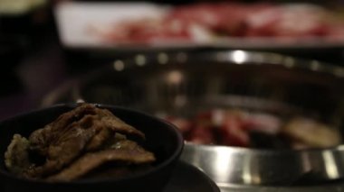 Tayvan 'da bir açık büfe propan gazı ızgarasında leziz Çin yemeği pişirmek ızgaranın altında ızgara yapmak, bifteğe yakın çekim yapmak.