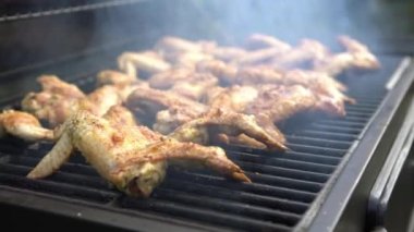 4K, ızgarada tavuk kanadı ve ızgara ızgara ızgara. Fırında sıcak ve baharatlı tavuk kanadı pişiriyorum. Bahçe mangalında ızgara mangalla pişirilmiş lezzetli yemekler.