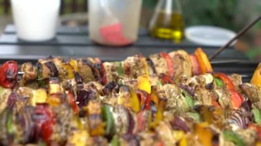Yavaş Aşçı ızgara et şiş ile barbekü pişiriyor. Arka bahçedeki barbeküde çok lezzetli bir brochette. Dan Evi 'nin bahçesinde ızgara barbeküyle pişirilen yemekler.