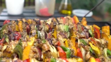 Yavaş Aşçı ızgara et şiş ile barbekü pişiriyor. Arka bahçedeki barbeküde çok lezzetli bir brochette. Dan Evi 'nin bahçesinde ızgara barbeküyle pişirilen yemekler.