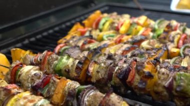 Yavaş Aşçı ızgara et şiş ile barbekü pişiriyor. Arka bahçedeki barbeküde çok lezzetli bir brochette. Dan Evi 'nin bahçesinde ızgara barbeküyle pişirilen yemekler.