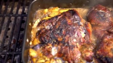 4K, Şef ızgarada domuz eti pişiriyor. Arka bahçedeki barbekü ızgarasında çok lezzetli kızarmış domuz eti. Dan Evi 'nin bahçesinde ızgara barbeküyle pişirilen yemekler.