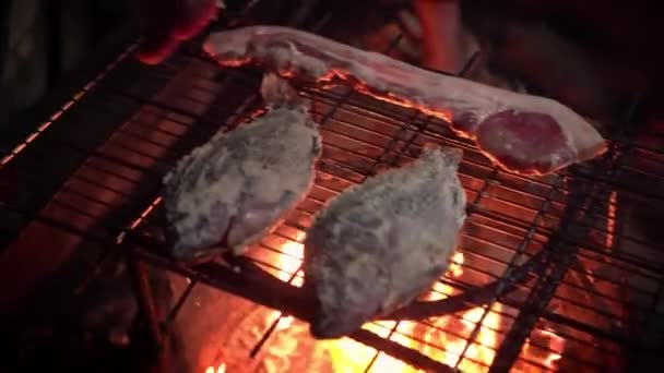 Homem Aldeia Cozinhando Churrasco Delicioso Peixe Com Crosta Sal Carne — Vídeo de Stock