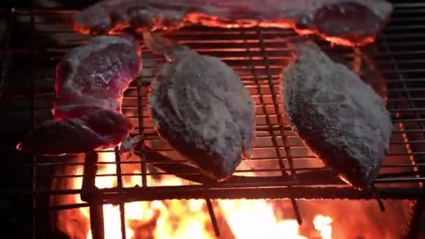 Hombre Pueblo Cocinando Barbacoa Delicioso Pescado Con Corteza Sal Carne — Vídeos de Stock