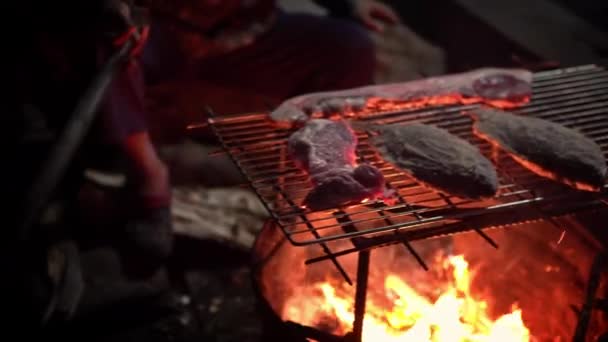 Homem Aldeia Cozinhando Churrasco Delicioso Peixe Com Crosta Sal Carne — Vídeo de Stock