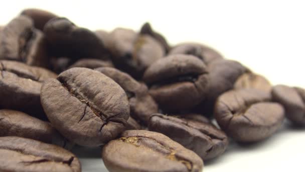 Geröstete Kaffeebohnen Auf Weißem Hintergrund Dan — Stockvideo