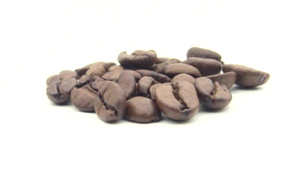 Geröstete Kaffeebohnen Drehen Sich Auf Weißem Hintergrund Dan — Stockvideo