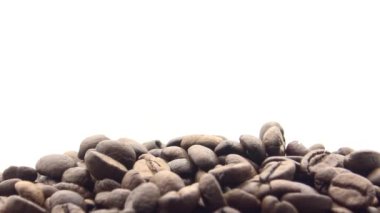 4k Kavrulmuş Kahve Fasulyeleri Beyaz arkaplanda Döner