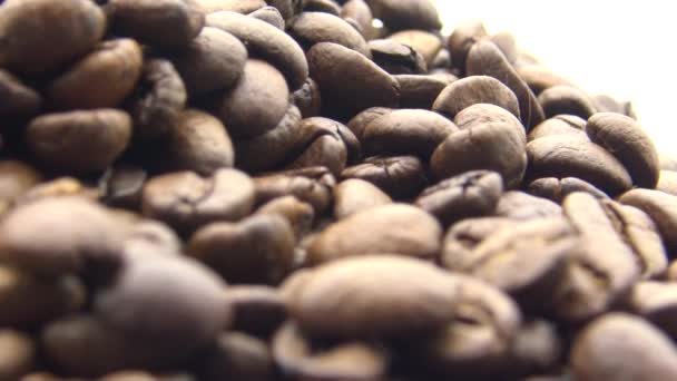 4K焙煎コーヒー豆が白を背に回転ダン — ストック動画