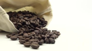 4k A Sack with Roasted Coffee Beans Beyaz arka planda döner-Dan