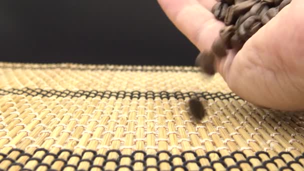 Hand Kavrulmuş Kahve Çekirdeklerini Düşürüyor Kahveyi Hazırlamak Için Gerekli — Stok video