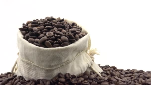 Säck Med Rostade Kaffebönor Rotera Vit Bakgrund Dan — Stockvideo