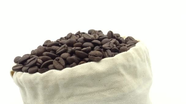 ローストコーヒー豆と4Kの袋は白い背景ダンに回転します — ストック動画