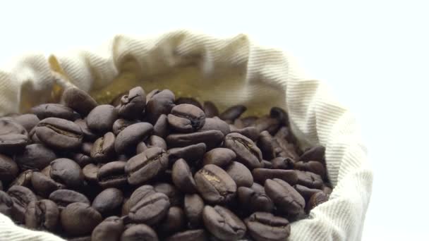 Saco Con Granos Café Tostados Rotar Sobre Fondo Blanco Dan — Vídeo de stock