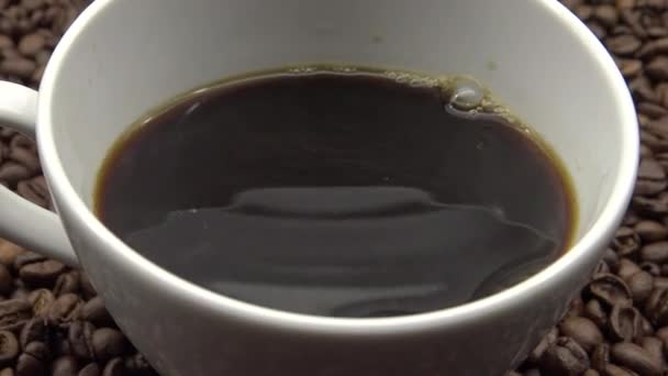 Uma Xícara Café Preto Sobre Grãos Café Torrados Preto Significa — Vídeo de Stock