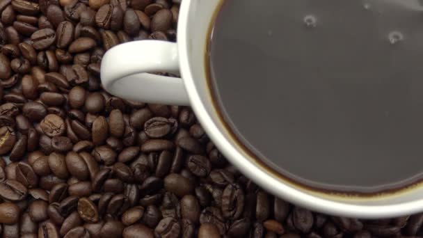 Una Taza Café Negro Sobre Granos Café Tostados Dan — Vídeos de Stock