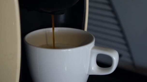Αργή Κίνηση Του Λευκού Κύπελλο Μια Μηχανή Καφέ Φρέσκος Καπουτσίνο — Αρχείο Βίντεο