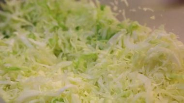 Profesyonel bir aşçı restoranda yemek pişirmeye hazırlanıyor. Güvenlik ve hijyen için eldiven takan lateks eldivenli marul al.